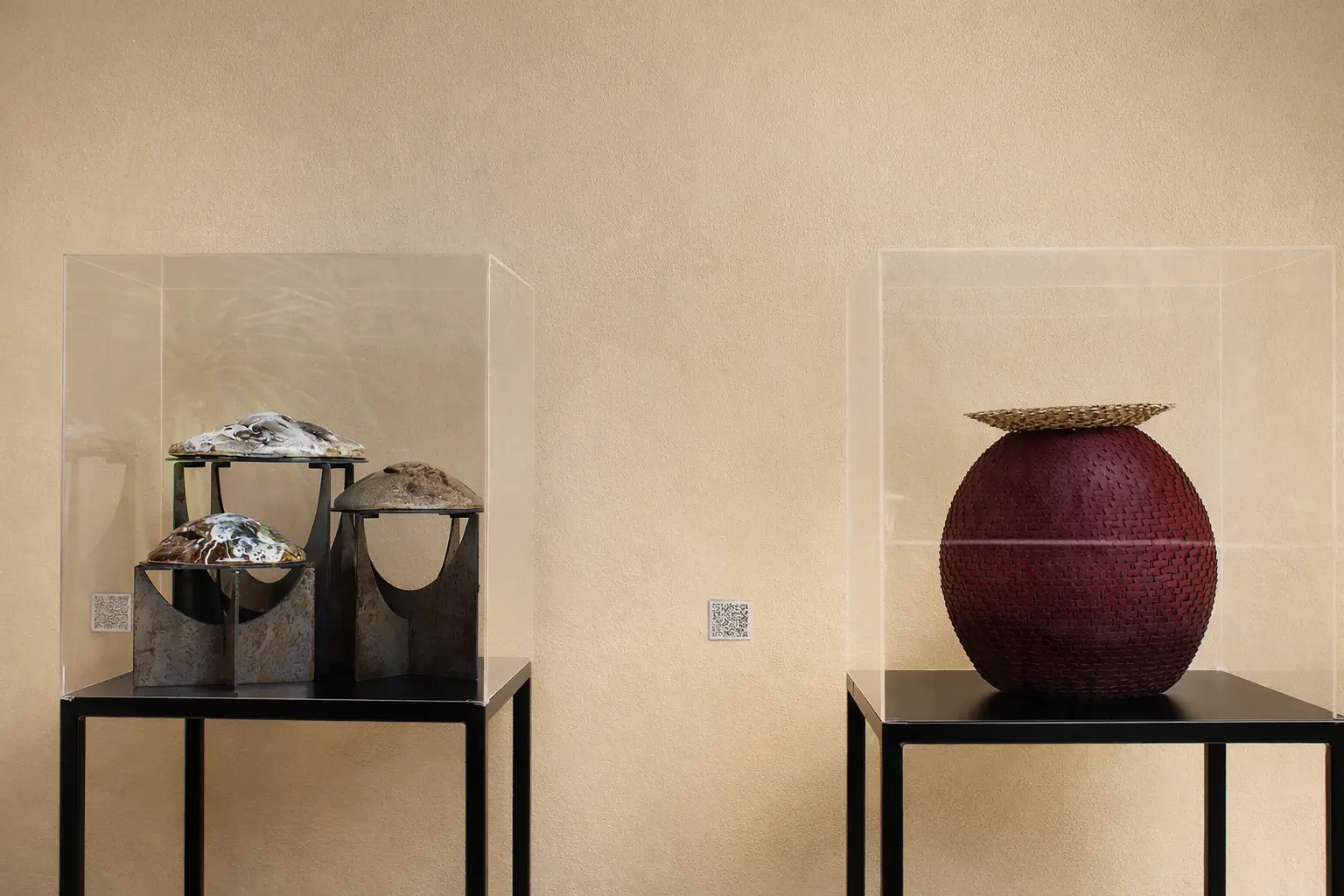 dos obras de arte dentro de cubos de plastico transparentes